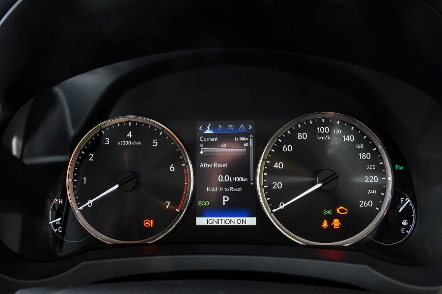 Панель приборов Lexus IS200t 2017 года  (ZA) (фото 8 из 18)